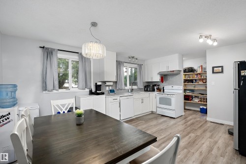 11439 39 Avenue Nw, Edmonton, AB - Indoor