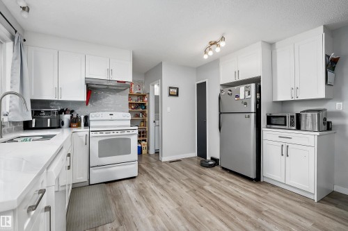 11439 39 Avenue Nw, Edmonton, AB - Indoor Photo Showing Kitchen