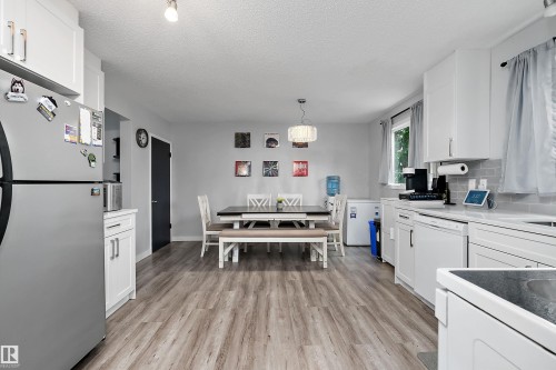 11439 39 Avenue Nw, Edmonton, AB - Indoor Photo Showing Kitchen