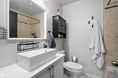11439 39 Avenue Nw, Edmonton, AB - Indoor Photo Showing Bathroom