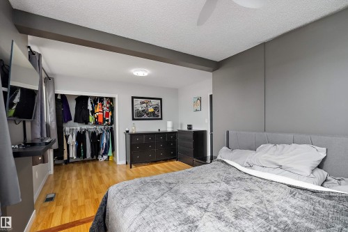 11439 39 Avenue Nw, Edmonton, AB - Indoor Photo Showing Bedroom