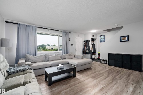 11439 39 Avenue Nw, Edmonton, AB - Indoor Photo Showing Living Room