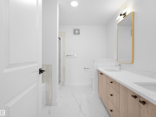 8247 Kiriak Loop Sw, Edmonton, AB - Indoor Photo Showing Bathroom