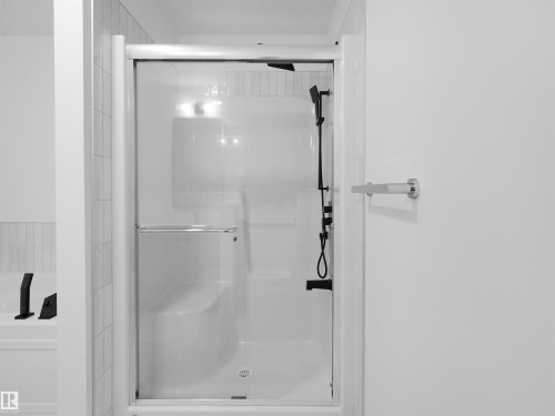 8247 Kiriak Loop Sw, Edmonton, AB - Indoor Photo Showing Bathroom