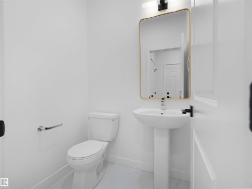 8247 Kiriak Loop Sw, Edmonton, AB - Indoor Photo Showing Bathroom