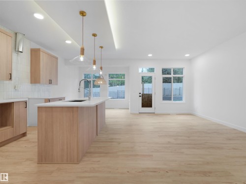 8247 Kiriak Loop Sw, Edmonton, AB - Indoor Photo Showing Kitchen