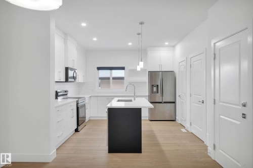 76 Penn Place, Spruce Grove, AB - Indoor Photo Showing Kitchen With Upgraded Kitchen