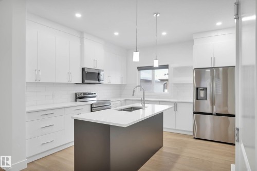 76 Penn Place, Spruce Grove, AB - Indoor Photo Showing Kitchen With Double Sink With Upgraded Kitchen