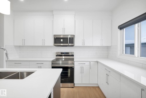 76 Penn Place, Spruce Grove, AB - Indoor Photo Showing Kitchen With Double Sink With Upgraded Kitchen