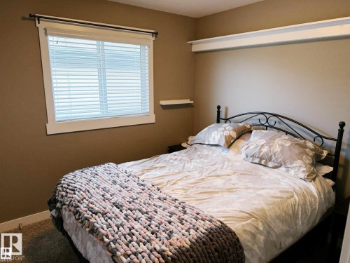 7028 174 Avenue Nw, Edmonton, AB - Indoor Photo Showing Bedroom