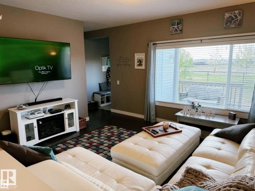 7028 174 Avenue Nw, Edmonton, AB - Indoor Photo Showing Living Room