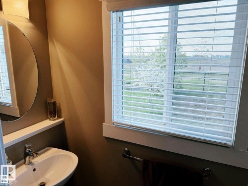 7028 174 Avenue Nw, Edmonton, AB - Indoor Photo Showing Bathroom