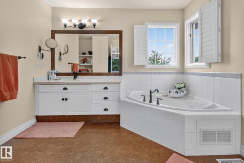 3108 36B Avenue Nw, Edmonton, AB - Indoor Photo Showing Bathroom
