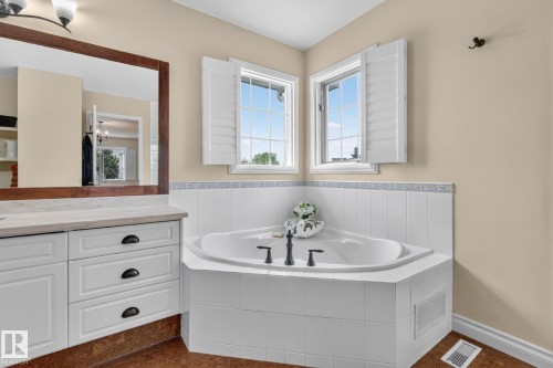 3108 36B Avenue Nw, Edmonton, AB - Indoor Photo Showing Bathroom