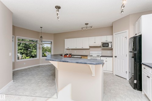 21 Alderson Close, Fort Saskatchewan, AB - Indoor Photo Showing Kitchen