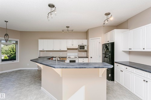 21 Alderson Close, Fort Saskatchewan, AB - Indoor Photo Showing Kitchen