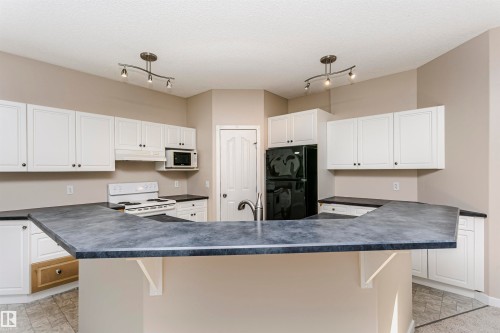 21 Alderson Close, Fort Saskatchewan, AB - Indoor Photo Showing Kitchen