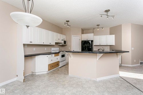 21 Alderson Close, Fort Saskatchewan, AB - Indoor Photo Showing Kitchen