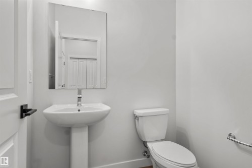 9096 Elves Loop Nw, Edmonton, AB - Indoor Photo Showing Bathroom