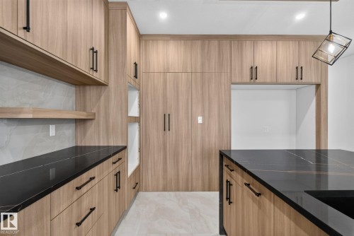 213 Fraser Way Nw, Edmonton, AB - Indoor Photo Showing Kitchen
