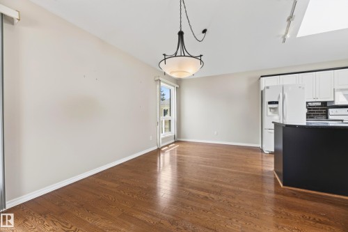 #4 11809 9B Av Nw, Edmonton, AB - Indoor Photo Showing Kitchen