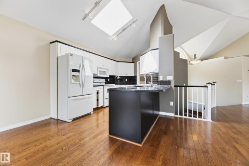 #4 11809 9B Av Nw, Edmonton, AB - Indoor Photo Showing Kitchen