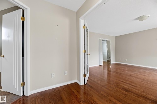 #4 11809 9B Av Nw, Edmonton, AB - Indoor Photo Showing Other Room