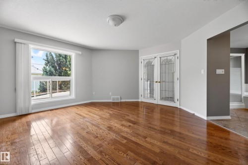 #4 11809 9B Av Nw, Edmonton, AB - Indoor Photo Showing Other Room