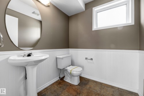 #4 11809 9B Av Nw, Edmonton, AB - Indoor Photo Showing Bathroom
