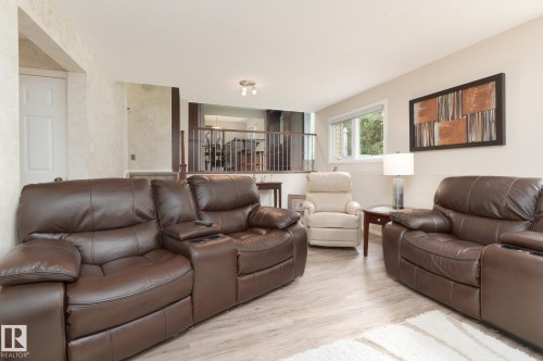 94 Marlboro Drive, Spruce Grove, AB - Indoor Photo Showing Living Room
