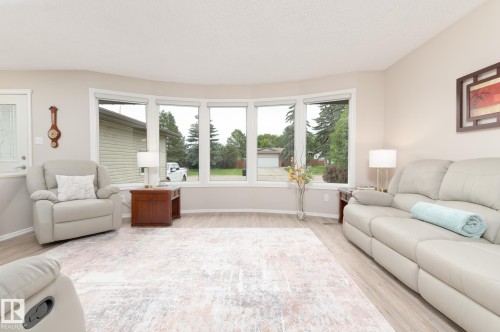 94 Marlboro Drive, Spruce Grove, AB - Indoor Photo Showing Living Room
