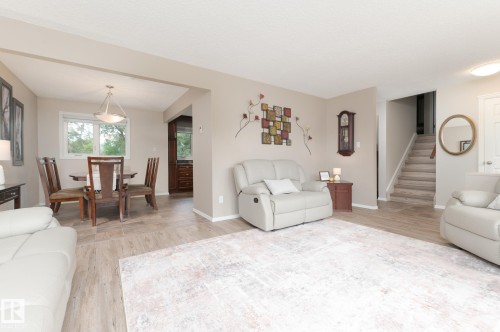 94 Marlboro Drive, Spruce Grove, AB - Indoor Photo Showing Living Room