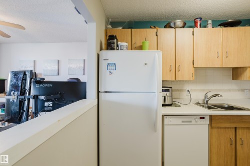 #903 9916 113 St Nw, Edmonton, AB - Indoor Photo Showing Kitchen With Double Sink