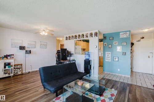 #903 9916 113 St Nw, Edmonton, AB - Indoor Photo Showing Living Room