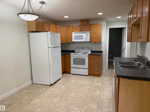 7922 97 Avenue, Fort Saskatchewan, AB - Indoor Photo Showing Kitchen With Double Sink