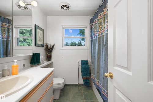 14640 88 Avenue Nw, Edmonton, AB - Indoor Photo Showing Bathroom