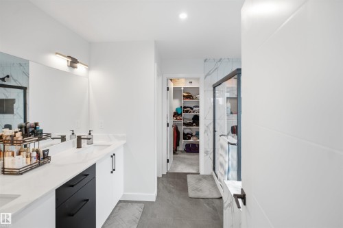 5493 Kootook Road Sw, Edmonton, AB - Indoor Photo Showing Bathroom