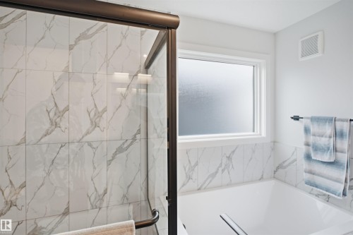 5493 Kootook Road Sw, Edmonton, AB - Indoor Photo Showing Bathroom