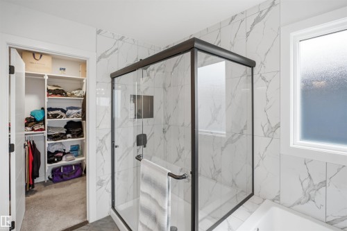 5493 Kootook Road Sw, Edmonton, AB - Indoor Photo Showing Bathroom