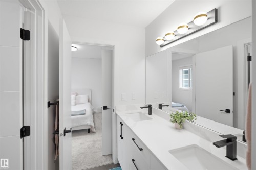 5493 Kootook Road Sw, Edmonton, AB - Indoor Photo Showing Bathroom