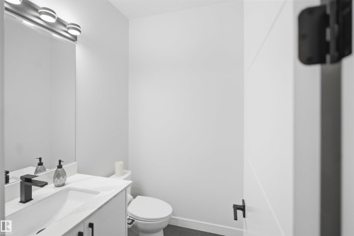5493 Kootook Road Sw, Edmonton, AB - Indoor Photo Showing Bathroom
