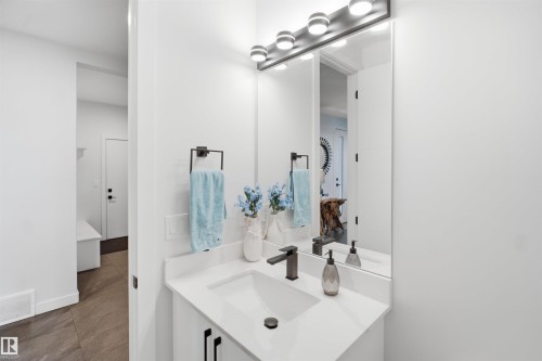 5493 Kootook Road Sw, Edmonton, AB - Indoor Photo Showing Bathroom