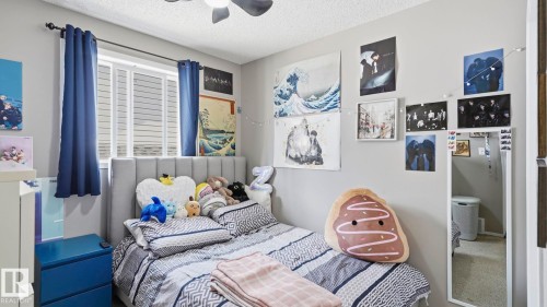 Room featuring a window with horizontal blinds, a ceiling fan, and light gray wall paint - 4105 36A Avenue Nw, Edmonton, AB - Indoor Photo Showing Bedroom