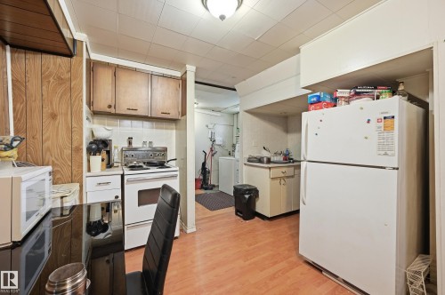 11622 133 Street Nw, Edmonton, AB - Indoor Photo Showing Kitchen