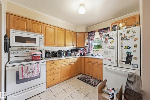 11622 133 Street Nw, Edmonton, AB - Indoor Photo Showing Kitchen