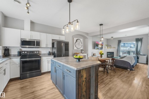 #33 3010 33 Av Nw, Edmonton, AB - Indoor Photo Showing Kitchen