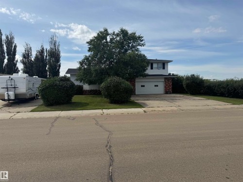 White siding exterior with a brick facade accent - 6014 50 Street, Vegreville, AB - Outdoor