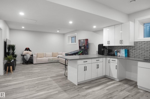 17252 71 Street Nw, Edmonton, AB - Indoor Photo Showing Kitchen