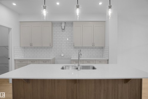 621 Ashgrove Circle, Leduc, AB - Indoor Photo Showing Kitchen With Double Sink With Upgraded Kitchen