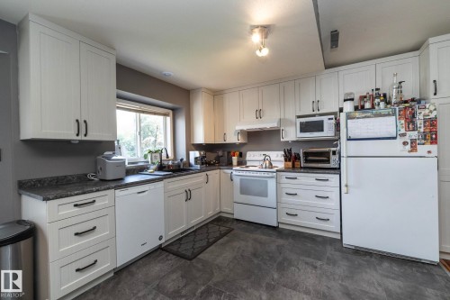 23 Delage Crescent, St. Albert, AB - Indoor Photo Showing Kitchen
